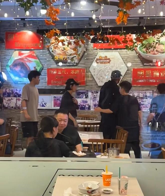 周润发一行人进入店后，选择坐在最入角落。